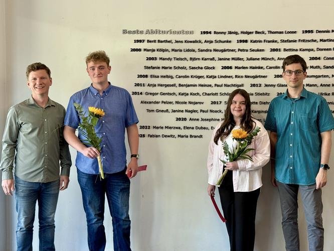 Ehrung der besten Abiturientinnen und Abiturienten am Léon-Foucault-Gymnasium