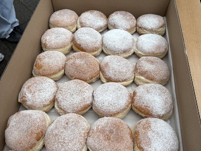 Pfannkuchenspende für das Foucault-Gymnasium
